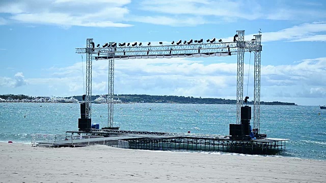 海滩上的舞台。视频下载