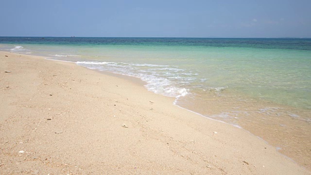 海滩蓝天自然背景阳光夏日，放松概念，4k(UHD)视频素材