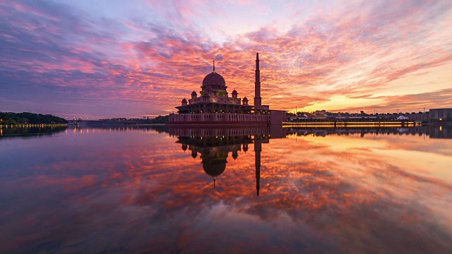 宏伟的日出时间在清真寺视频素材