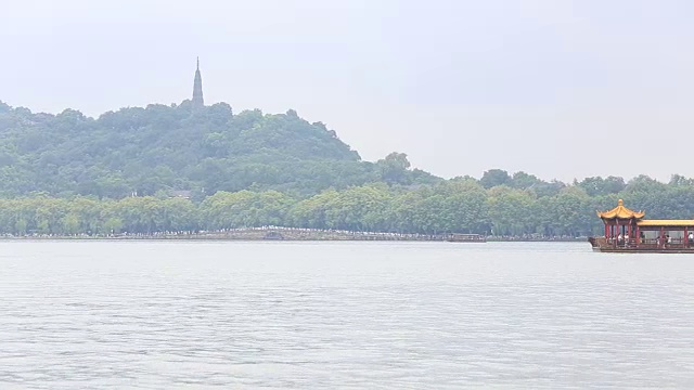 中国传统船只在浙江杭州的西湖上航行视频下载