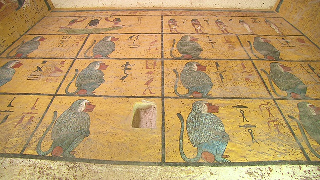 古埃及图坦卡蒙墓墙上象形文字画视频素材