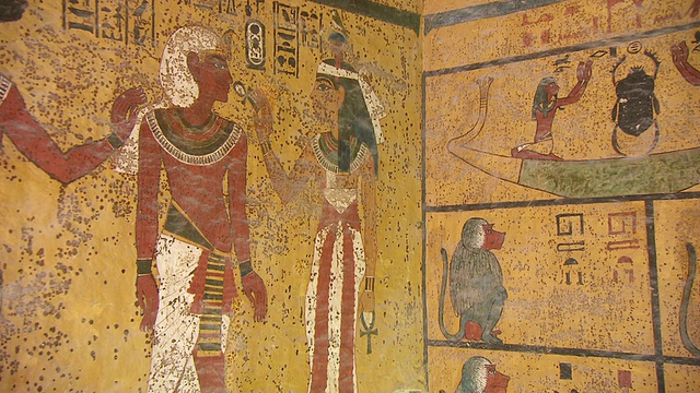 埃及图坦卡蒙墓墙上的象形文字画视频素材