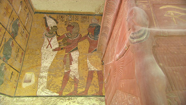 图坦卡蒙陵墓内的雕刻和象形绘画/埃及视频素材