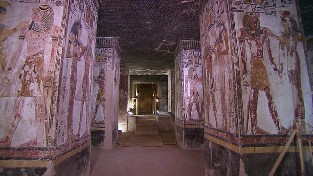 埃及塞提墓入口墙上的MS ZO象形绘画视频素材