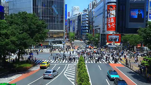 人们穿越涩谷视频素材