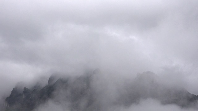 时间流逝广角拍摄-山登迪德拉维奇亚在雾视频下载