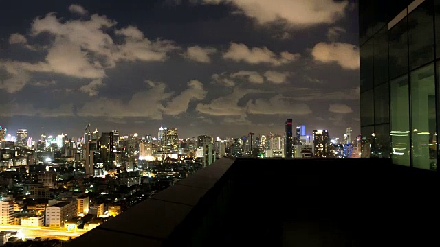 从曼谷夜晚美丽的天际线的阳台上延时拍摄视频素材
