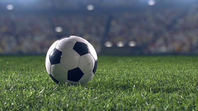 足球运动员低角度踢球视频下载