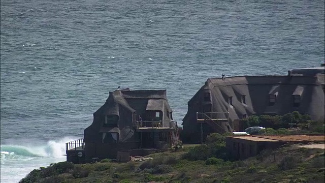 大的和小的度假房子在斯蒂尔湾西-鸟瞰图-西开普，伊甸区自治市，Hessequa，南非视频素材