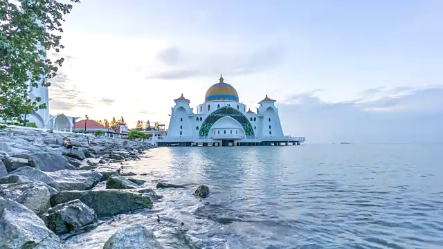 在马六甲海峡清真寺拍摄的4k时间的日出场景视频素材