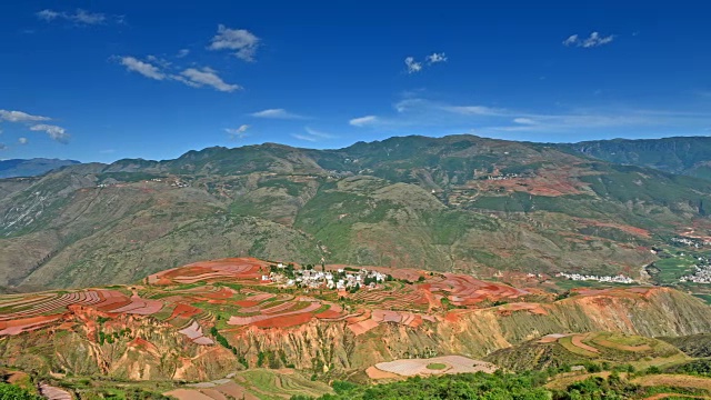 世界上第二个壮丽的红色土地，山谷和村庄视频下载
