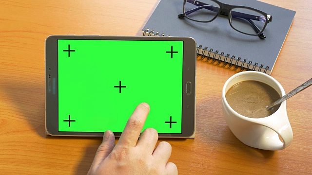 4k:绿色屏幕上手持空白手机视频下载