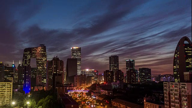 时光流逝——北京天际线的高景，黄昏到夜晚的过渡(WS平移)视频素材