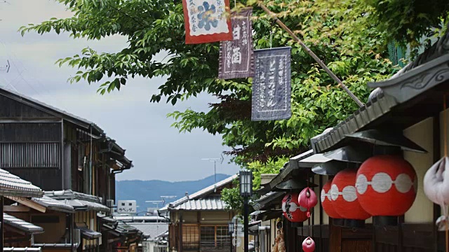 日本街上的旗子和灯笼视频素材