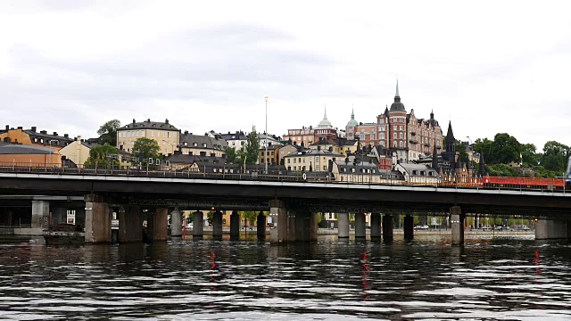 斯德哥尔摩铁路桥的慢动作视频素材