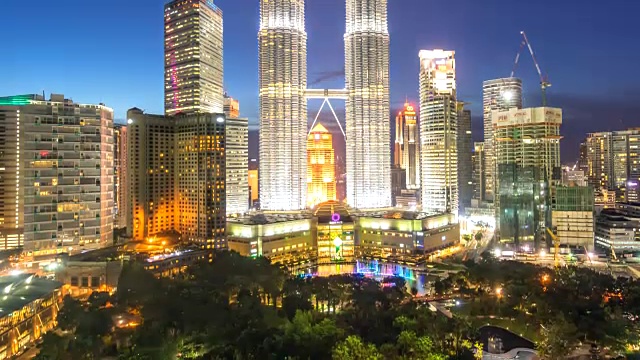 吉隆坡城市白天到晚上的日落。倾斜了视频素材