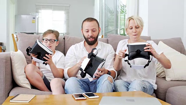 家庭在家里使用VR头盔视频素材