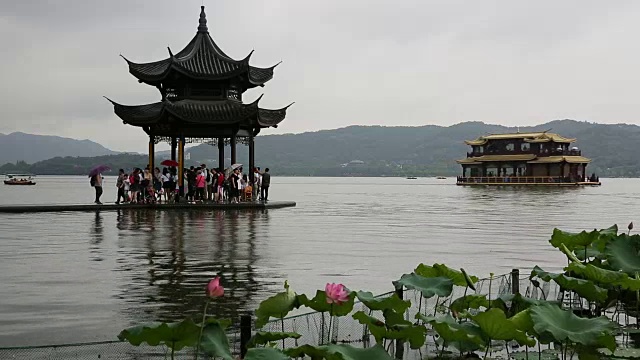 中国浙江杭州西湖上的乌云视频下载