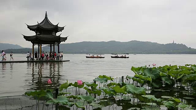 中国杭州西湖湖畔的亭子视频下载
