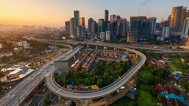 吉隆坡城市景观的高速公路与繁忙的轻轨交通在日出视频素材