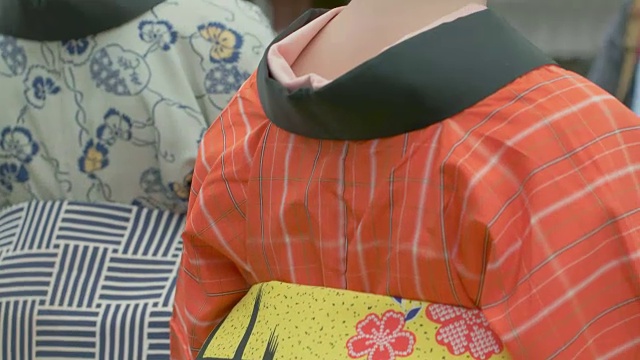 穿着和服的年轻日本女人的背影。日本复古的小镇。视频下载