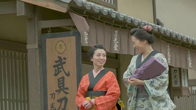 走路的年轻日本女性。日本复古的小镇。视频下载