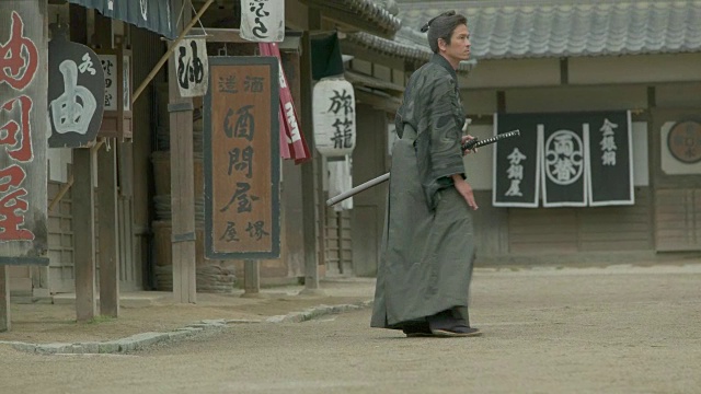 日本复古小镇中的武士。视频下载