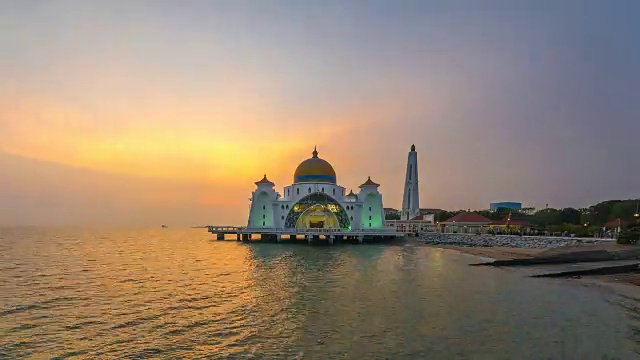 美丽的马六甲海峡清真寺日落景观。间隔拍摄视频素材