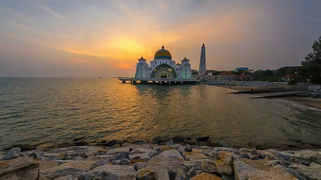美丽的马六甲海峡清真寺日落景观。间隔拍摄视频素材