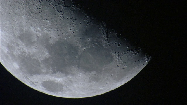 新不列颠，巴布亚新几内亚，月亮在夜晚缓缓落下视频素材