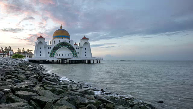 马六甲海峡的日出漂浮清真寺(马六甲清真寺)视频素材