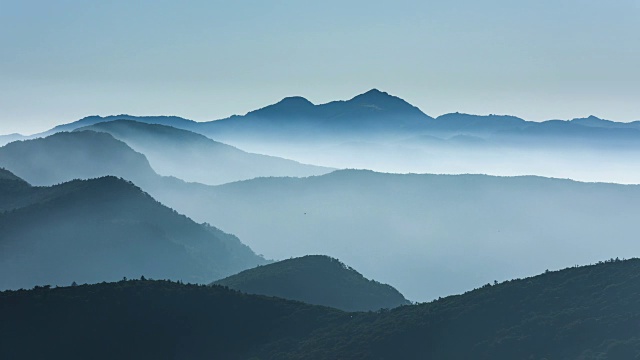 韩国著名旅游景点千里山国家公园的云海在东亚绘画般的风景上流动视频下载