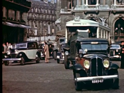 20世纪40年代，法国巴黎歌剧院广场上的交通、警察和行人视频下载