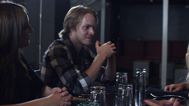 一群年轻人在一家餐馆聊天的慢镜头视频素材