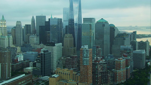 空中边POV市中心曼哈顿低云视频下载