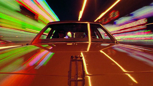 时间流逝后车的观点开车通过拉斯维加斯在晚上/两个人在车/内华达，美国视频素材