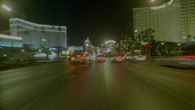 时间流逝，汽车视角的交通+霓虹灯建筑在拉斯维加斯/内华达州，美国视频素材