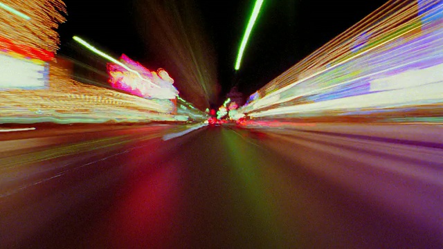 在美国的拉斯维加斯/内华达，时间流逝的汽车视角模糊了交通和霓虹灯建筑视频素材