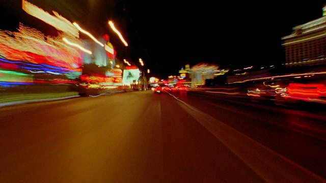 在美国的拉斯维加斯/内华达，快速时间流逝的汽车视角模糊了交通和霓虹灯建筑视频素材
