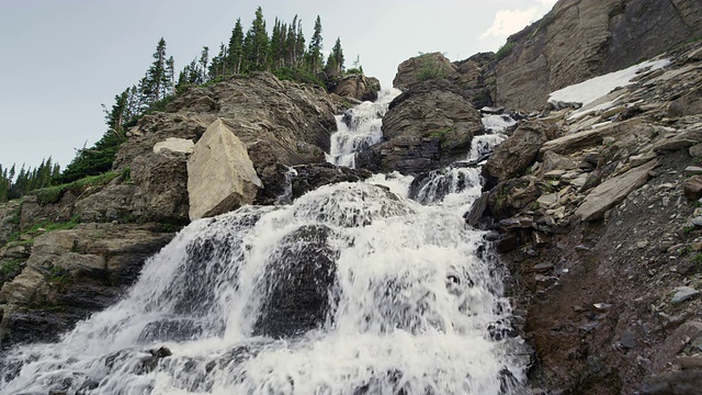 冰川国家公园的瀑布慢镜头视频素材