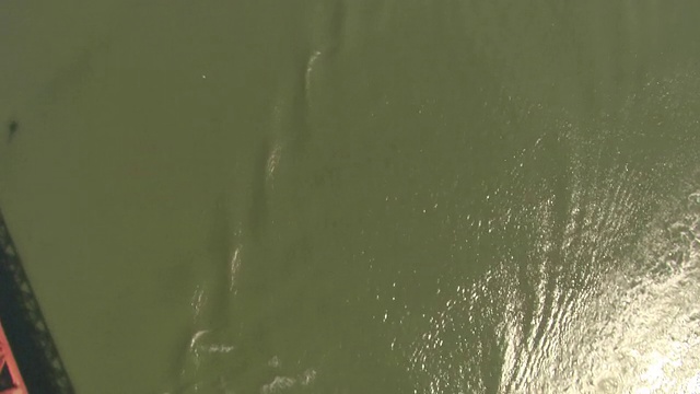 旧金山湾的一艘货船从金门大桥下经过。视频素材