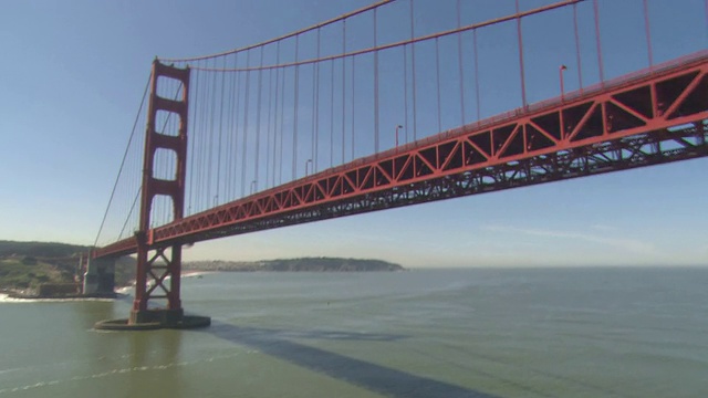 交通穿过旧金山湾的金门大桥。视频素材