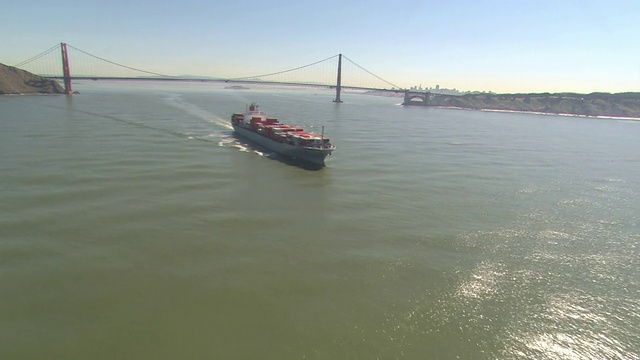 一艘货船驶离旧金山湾的金门大桥。视频素材