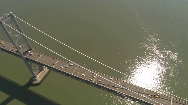 交通穿过旧金山湾的海湾大桥。视频素材
