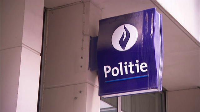一个紫色的荷兰语标牌上写着“警察”。视频下载
