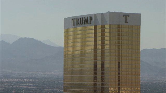 在一个阴天里，拉斯维加斯的特朗普酒店(Trump Hotel Las Vegas)在山边闪闪发光。视频素材