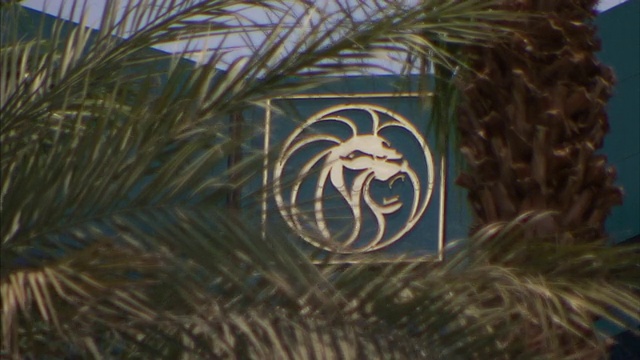 在内华达州拉斯维加斯的米高梅大酒店和赌场，棕榈树构成了一个狮子的标志。视频素材
