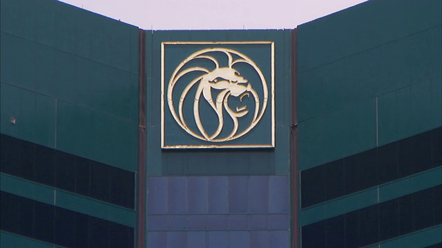 “风格化的狮子”标志悬挂在内华达州拉斯维加斯的米高梅大酒店和赌场的立面上。视频素材