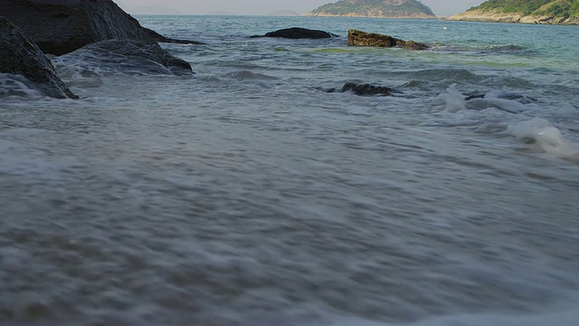 海浪冲刷里约热内卢红海滩的静态镜头。视频素材