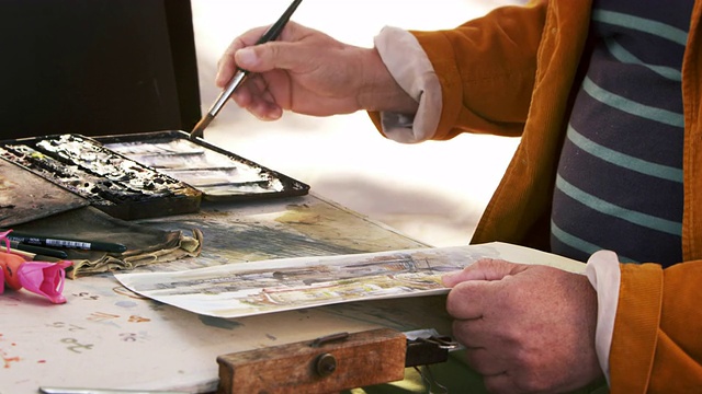 画家在威尼斯用水彩画的照片。视频下载
